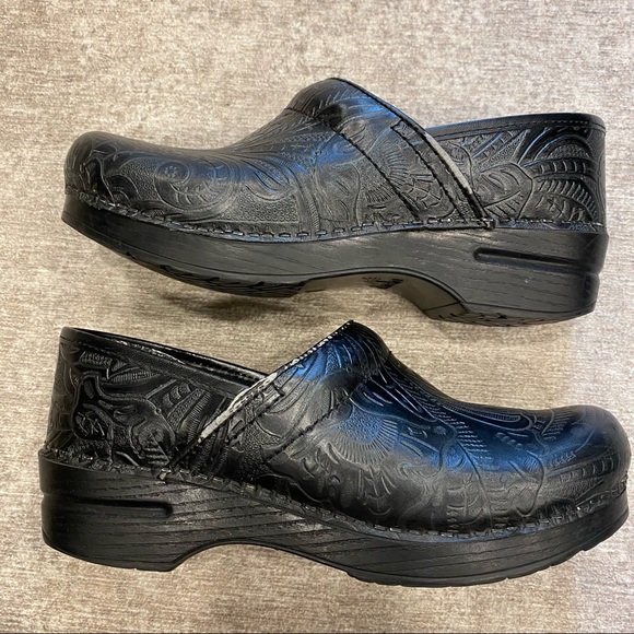 Dansko Professional Black Tooled Clogs Size 39 Design Leather Shoes - Picture 7 of 9